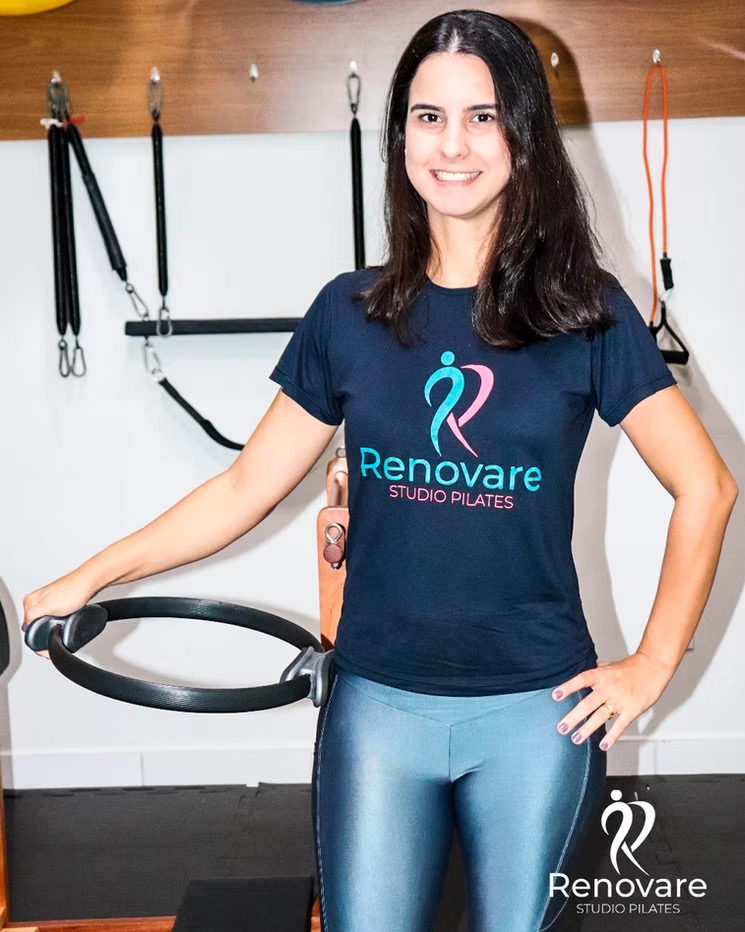 Exercício com magic circle no estúdio Renovare Pilates